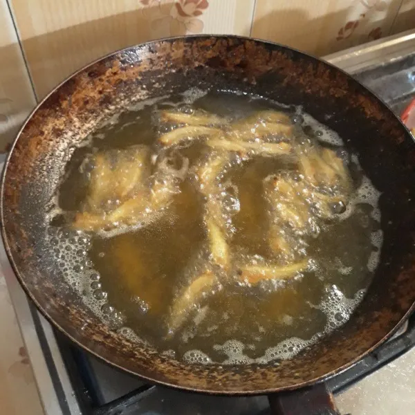Cuci ikan teri lalu goreng di minyak yang sudah dipanaskan hingga matang dan garing. Angkat dan tiriskan.