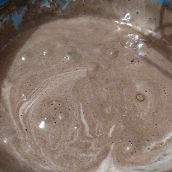 Turunkan speed mixer ke kecepatan rendah, tuang bahan B. Mixer sebentar saja asal rata. Matikan mixer.