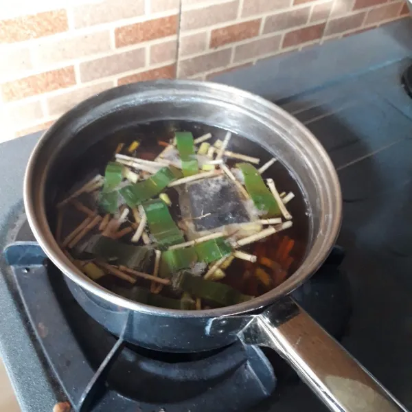 Masukkan teh, kecilkan api, masak selama 10 menit.