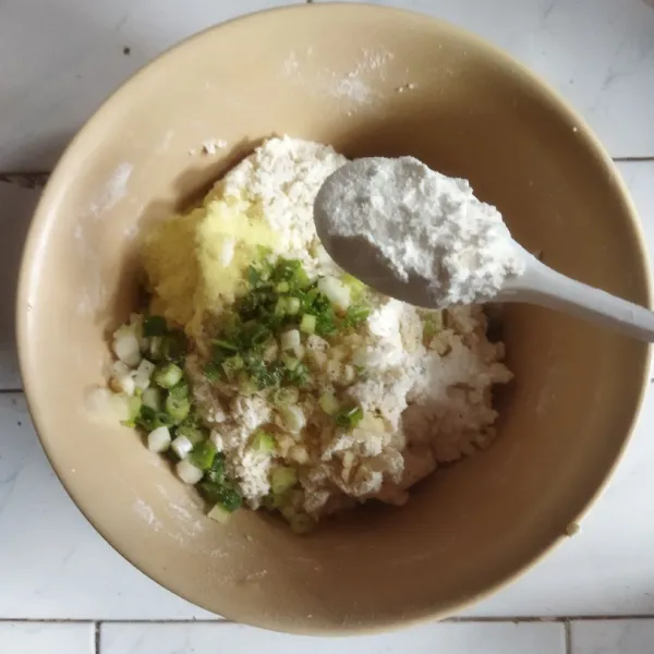 Hancurkan tahu putih, tambahkan bumbu halus, terigu, daun bawang, garam, kaldu bubuk, aduk merata hingga adonan bisa dibentuk. Koreksi rasa.