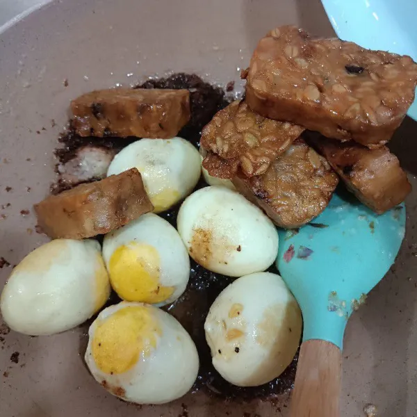 Masukkan juga tempe.
