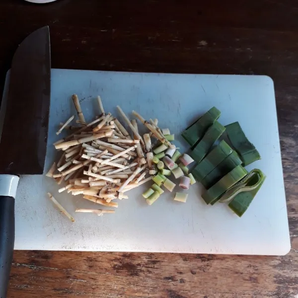 Potong-potong pandan, sereh dan alang - alang.
