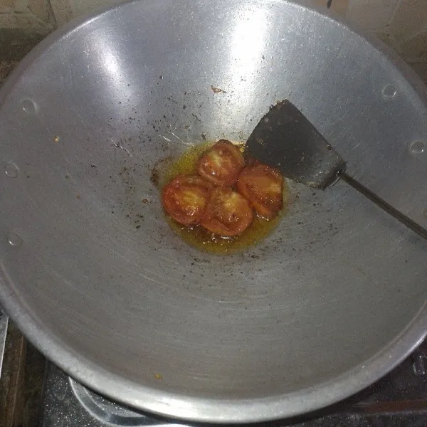 Goreng tomat hingga matang