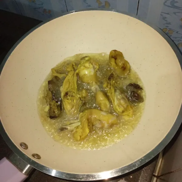 Panaskan minyak goreng, lalu masukan ayam, goreng sampai ayam kering dan berubah warna coklat