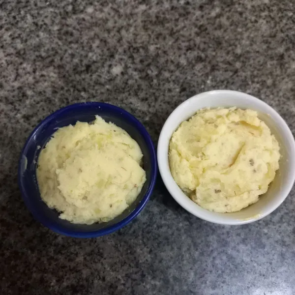 Olesi mangkuk kecil tahan panas dengan margarin secukupnya, tuang adonan kentang ke dalamnya, panggang dengan suhu 170°c selama 10 menit.