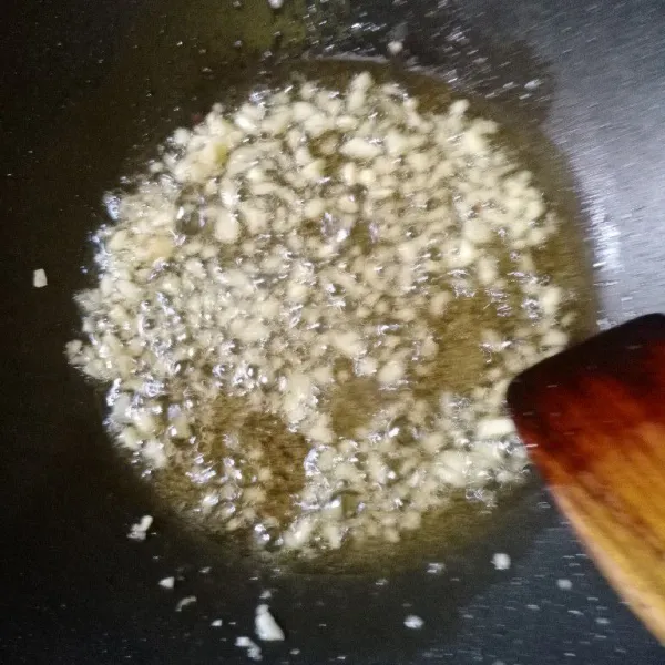 Tumis bawang putih hingga harum.