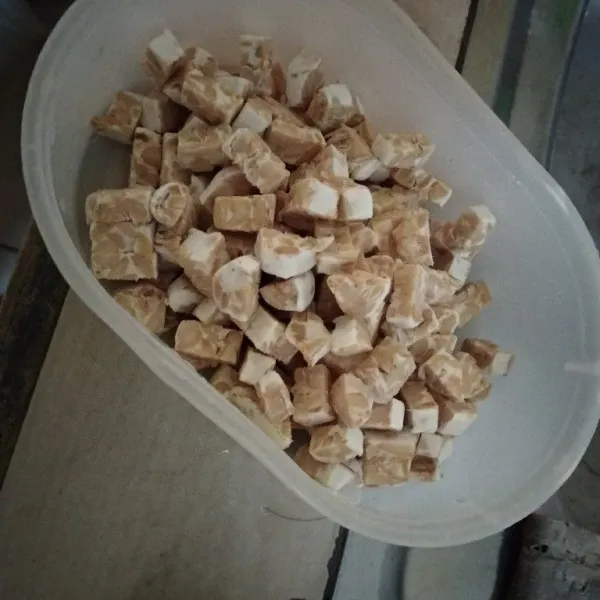 Potong dadu tempe. Iris tipis-tipis bawang merah dan putih serta cabe.