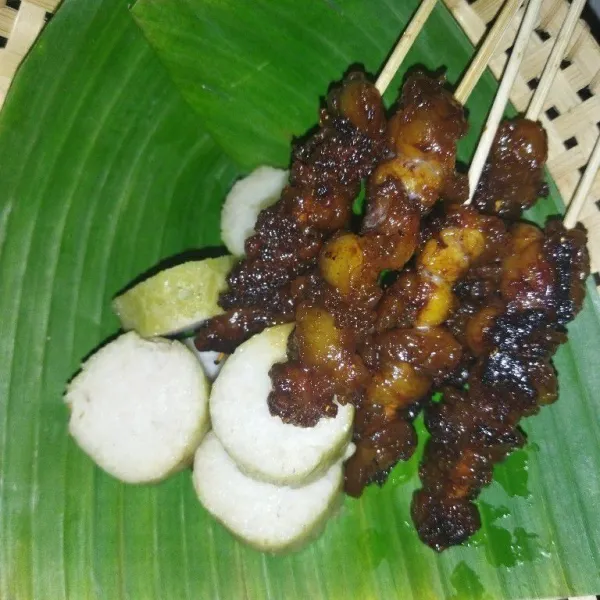 Tata potongan lontong dan sate jando, tuang bumbu kacang, tambahkan sambal cabe rawit, sajikan.