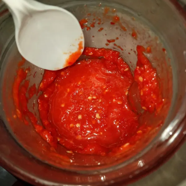 Blender cabe dan tomat sampai halus.