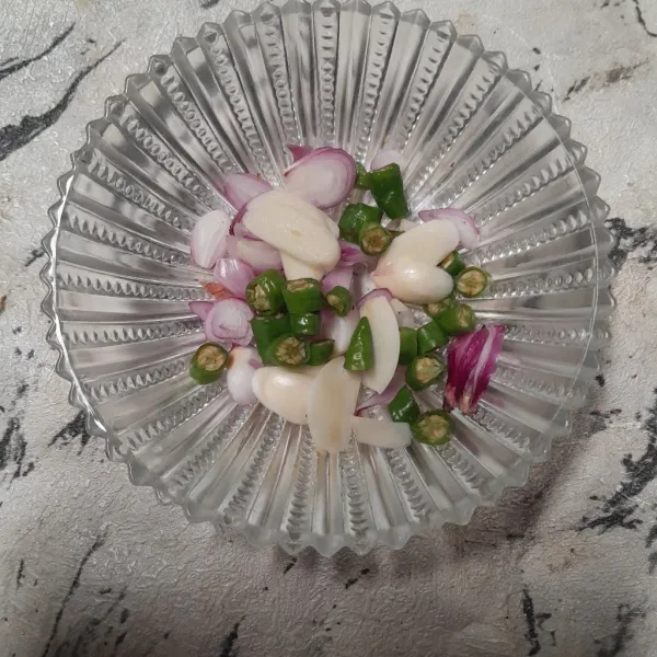 Iris semua bumbu sambal.