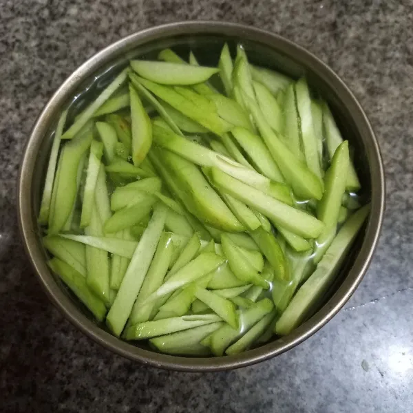 Potong korek labu siam, sisihkan.