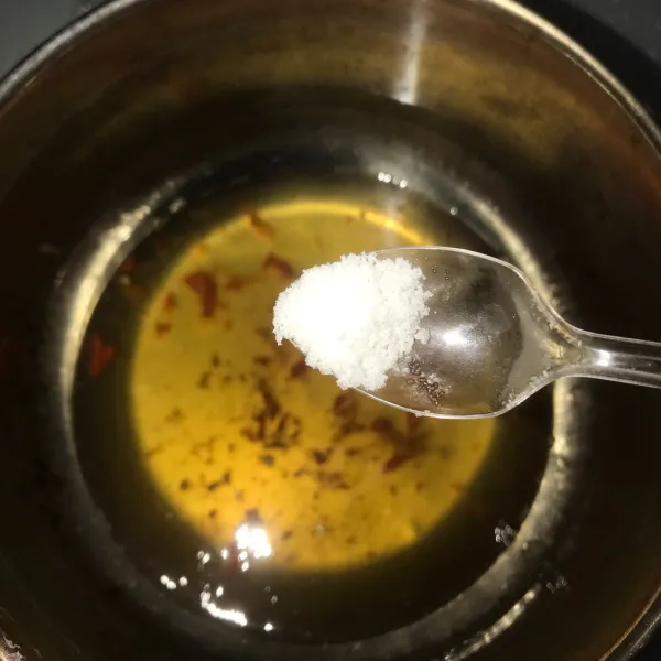Campur cabe yang telah dihaluskan dengan gula, garam dan air.