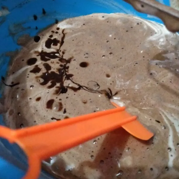 Kemudian tuang bahan C, aduk balik dengan spatula.