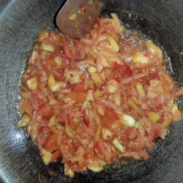 Kemudian tambahkan bumbu halus dan irisan tomat, sesekali aduk. Bumbui dengan micin, garam, dan kaldu bubuk kemudian aduk rata. Tunggu hingga tomatnya benar-benar matang.