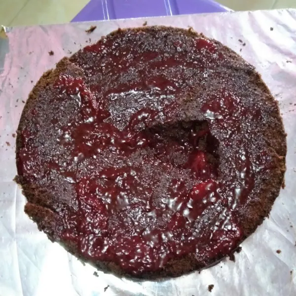 Setelah matang dan dingin, belah kue secara horizontal menjadi 2. Maaf belum mahir belahnya. Olesi dengan selai strawberry atau cherry.