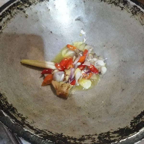 Tumis bawang merah, bawang putih, sereh, dan lengkuas hingga harum.