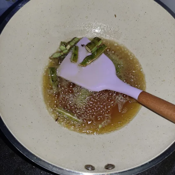 Goreng petai sampai layu.