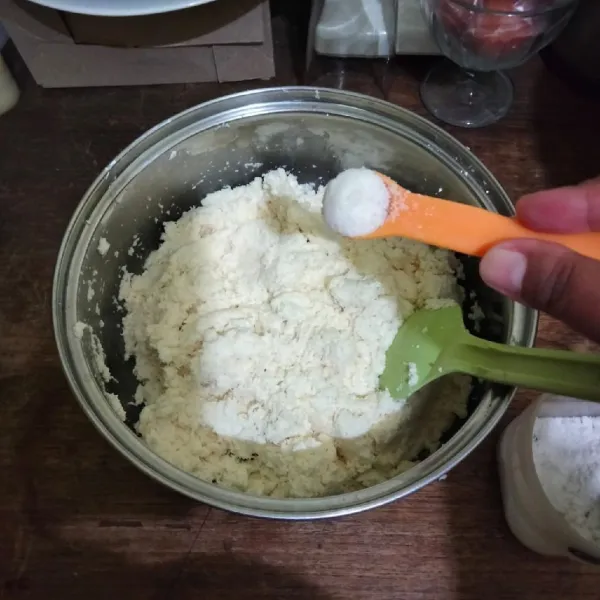Siapkan adonan combro. Parut singkong, campur dengan garam dan kelapa parut, aduk hingga tercampur rata.