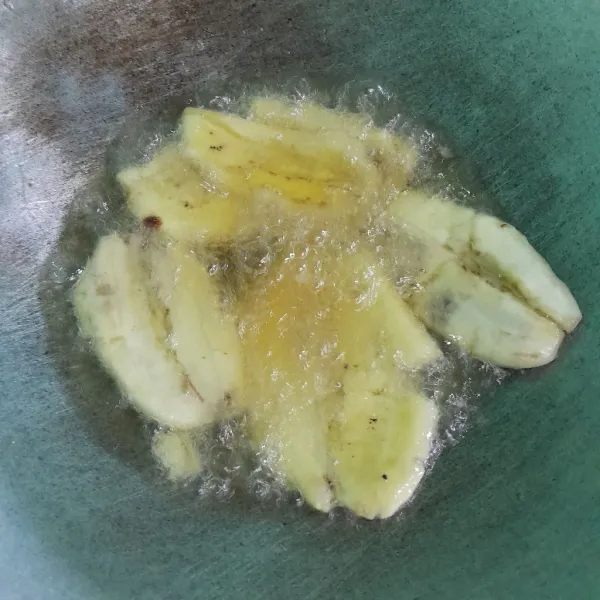 Goreng pisang sampai kering.