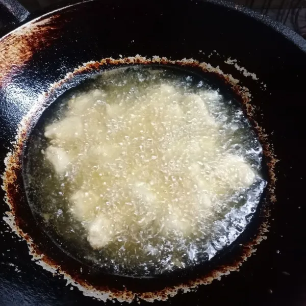 Goreng dalam minyak panas sampai matang. Angkat dan siap disajikan.