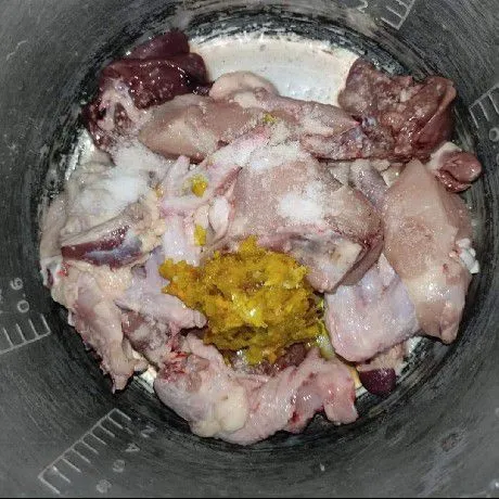 Masukan air lalu rebus ayam, masukan bumbu giling.