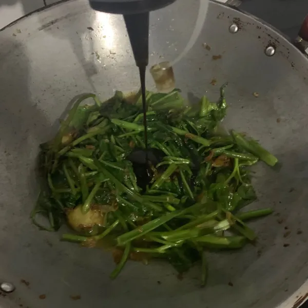 Beri garam, gula, kecap manis dan air, koreksi rasa.