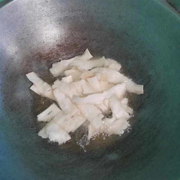 Goreng sampai kuning ke emasan.