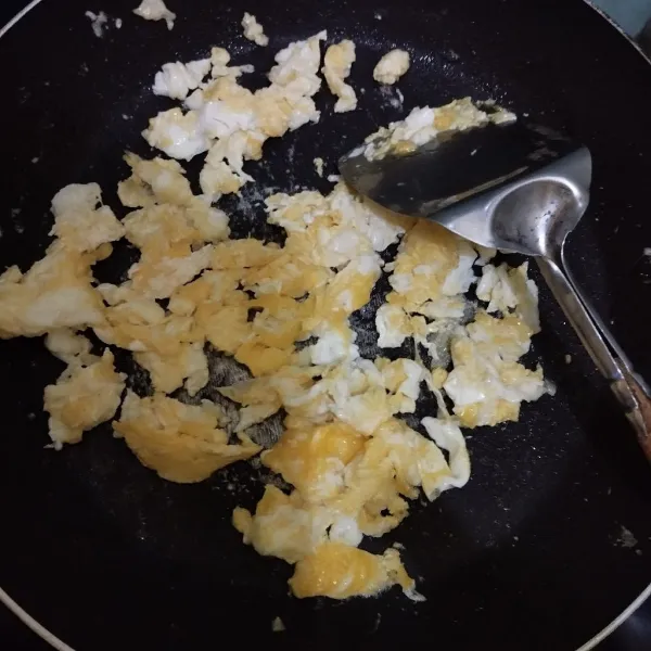 Buat telur orak-arik, lalu sisihkan