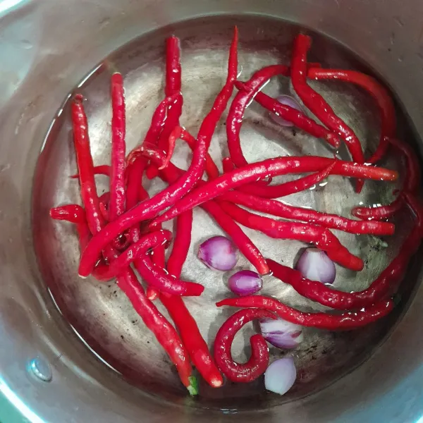 Masukkan air, cabai, dan bawang merah ke dalam panci.