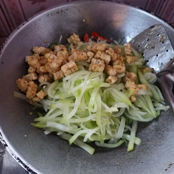 Setelah itu masukkan labu siam dan tempe aduk rata.
