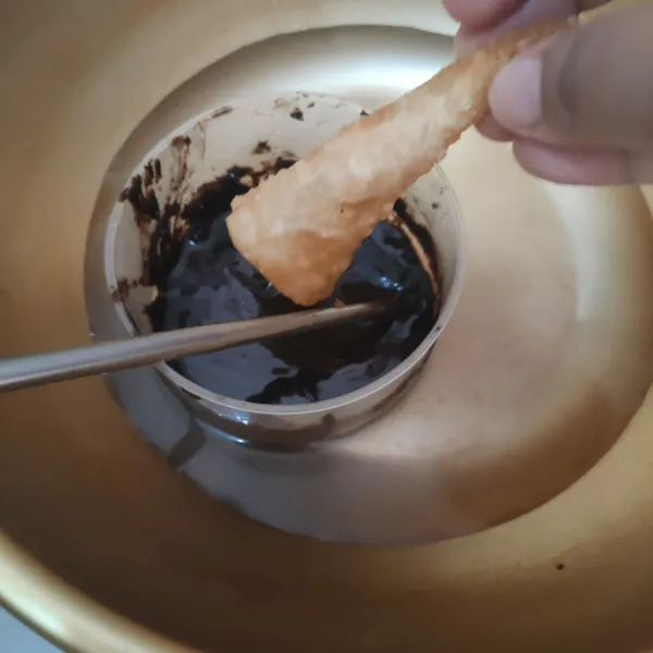 Sisir dark cooking choco, kemudian tim hingga meleleh, celupkan banana cone ke lelehan coklat. Sajikan.