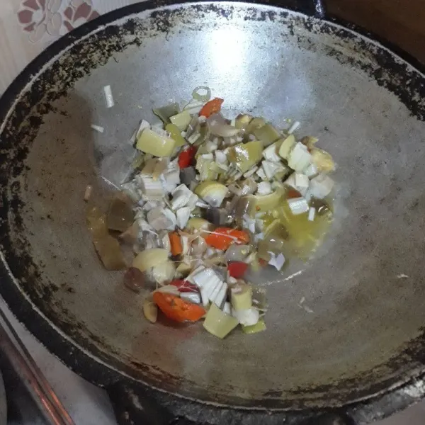 Masukkan jantung pisang, air, garam, kaldu bubuk, dan gula pasir. Aduk rata dan koreksi rasa.