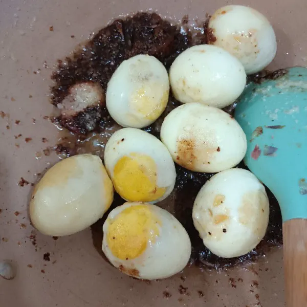Masukkan telur dan aduk merata.