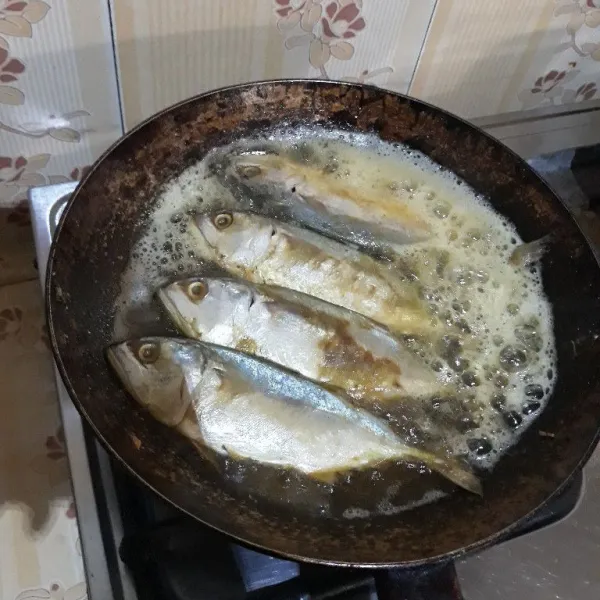 Cuci ikan peda lalu goreng dengan minyak secukupnya hingga matang dan kecoklatan di kedua sisi. Angkat dan tiriskan.