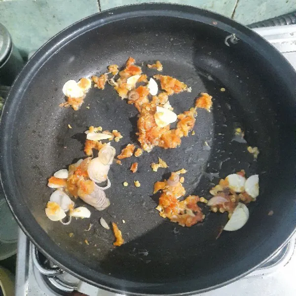 Tumis bawang dan cabe uleg sampai matang.