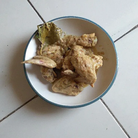 Angkat ayam dan diamkan suhu ruang.