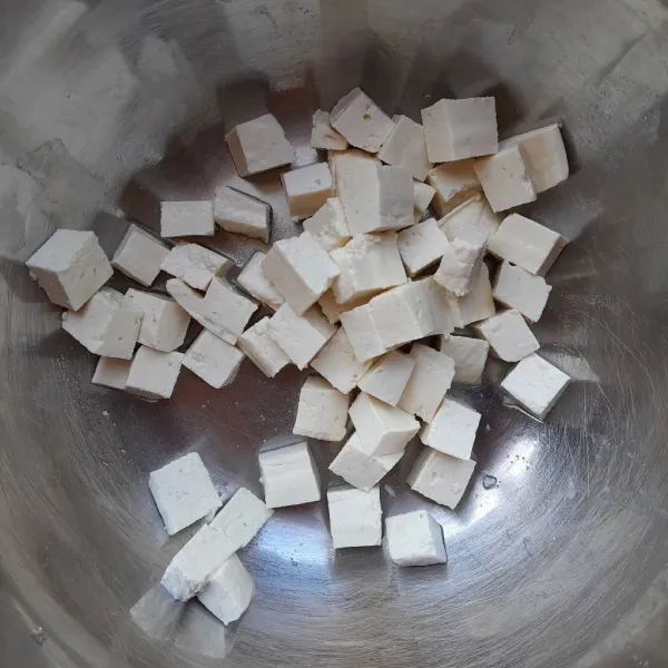 Potong tahu bentuk dadu kecil,kemudian goreng tahu hingga kering. Sisihkan.