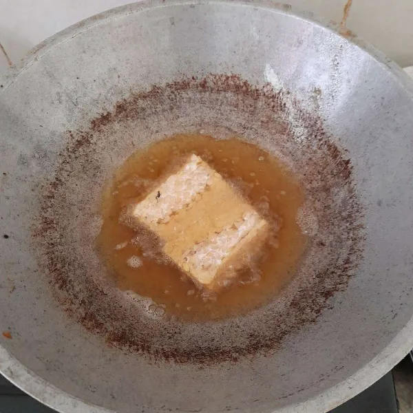 Panaskan minyak di wajan, goreng tempe hingga matang dan tiriskan.