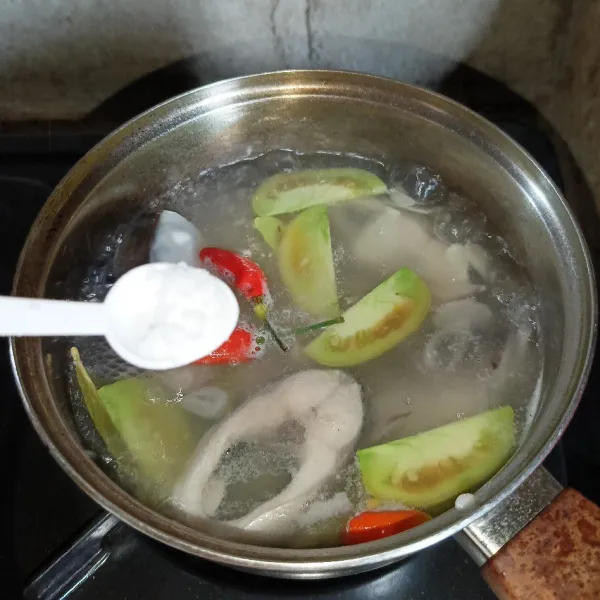 Bumbui dengan garam, lada bubuk, gula pasir, dan kaldu jamur, masak sampai ikan matang.
