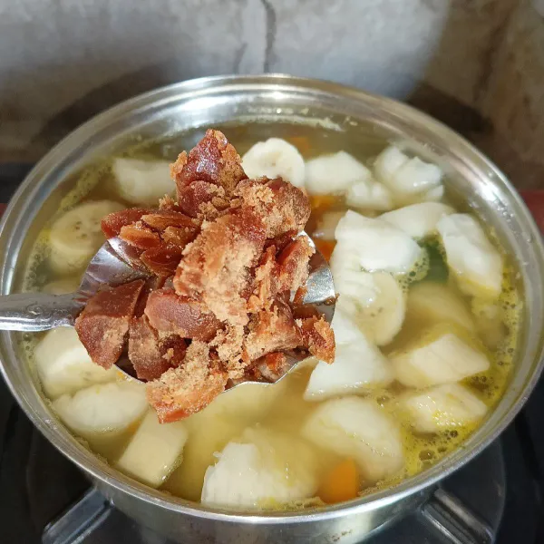 Menjelang matang masukkan gula merah, gula pasir dan garam, aduk-aduk sampai gula larut.