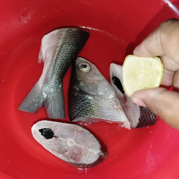 Kucuri ikan dengan jeruk nipis, diamkan sebentar dan cuci bersih.