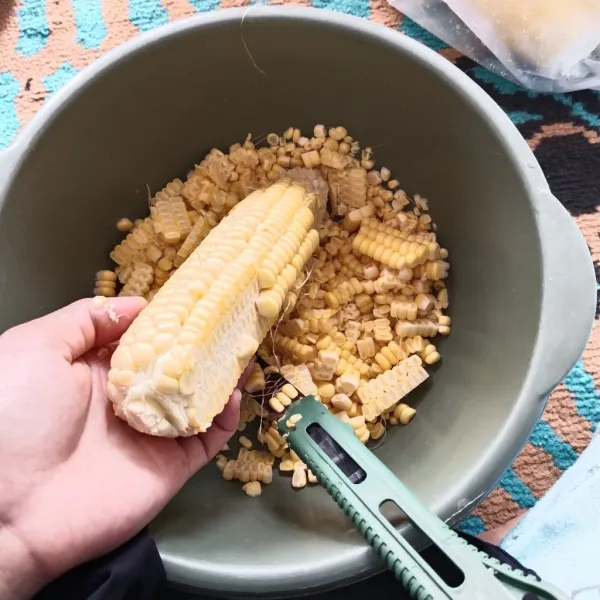 Cuci jagung kemudian sisir.