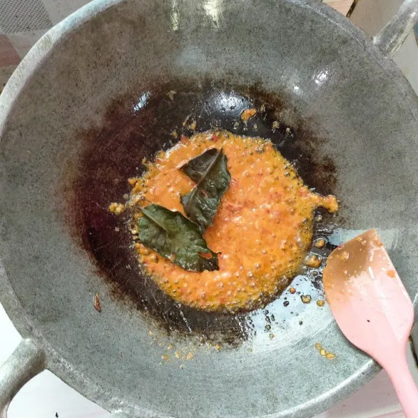 Panaskan secukupnya minyak bekas menggoreng ikan, tumis bumbu halus sampai harum dan tanak, tambahkan daun salam dan lengkuas.