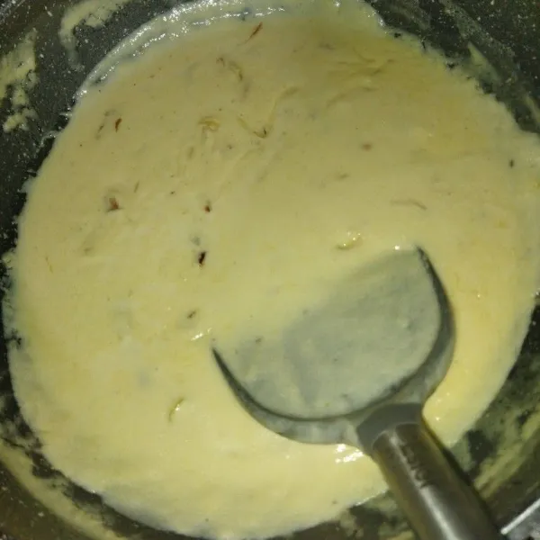 Masukkan air, kaldu bubuk, susu cair dan garam, masak hingga, saus meletup-letup, angkat.