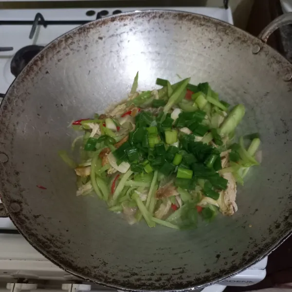 Masukkan irisan bawang daun, masak hingga matang.