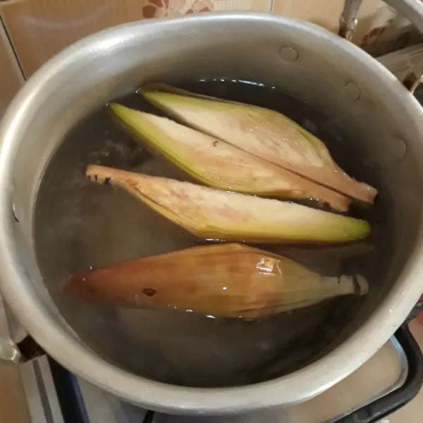 Cuci jantung pisang, belah menjadi 4 bagian, rebus selama 7 menit di air mendidih yang diberi garam. Angkat lalu potong-potong.