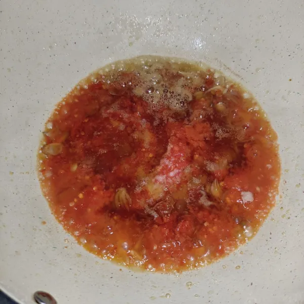 Tumis bawang merah sampai aroma wangi tercium, lalu masukan cabai, tambahkan msg, garam, 1 keping asam kandis, masak sampai wangi langu hilang.