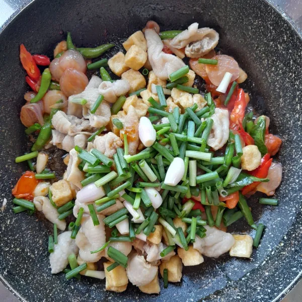 Masukkan potongan daun bawang cung,aduk rata. Masak hingga air menyusut dan bumbu meresap. Koreksi rasa. Angkat dan siap di sajikan.