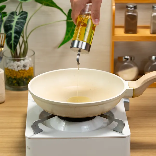Tuang 2 sdm minyak (disarankan minyak sayur, tapi kalau bisa jangan olive oil karena cepet terbakar akibat titik panas yang rendah).