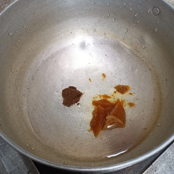 Rebus air, gula jawa dan aren.